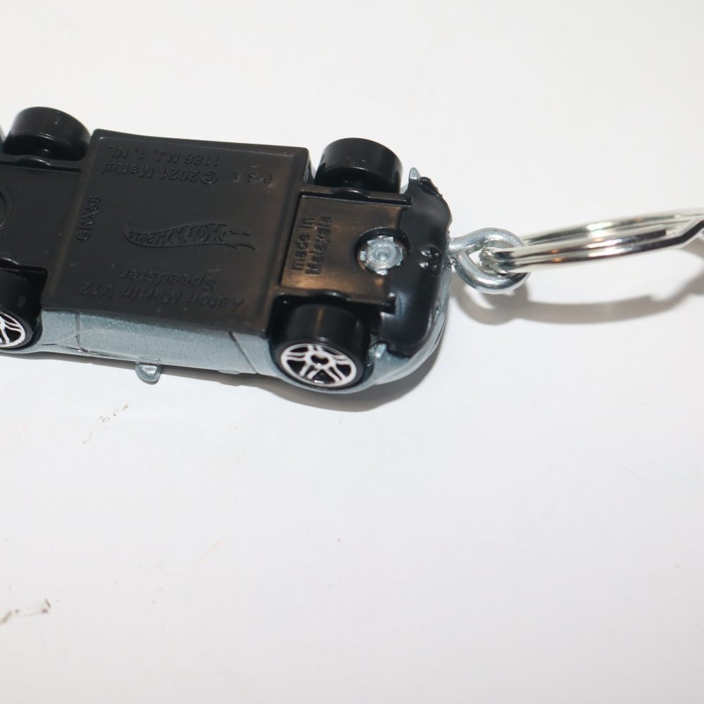 Hot Wheels Exotics 2020 Aston Martin V12 Speedster CUSTOM keychain W/card - Picture 6 of 6
